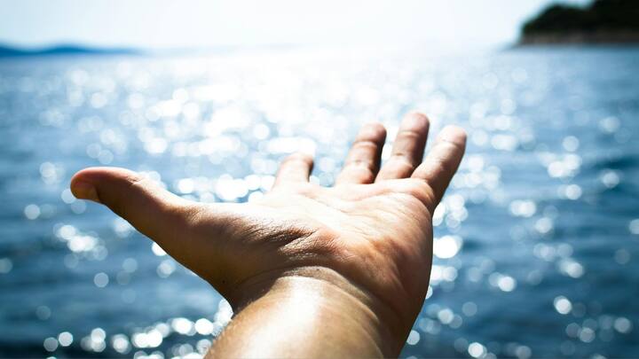 গরমের দিনে যাঁরা বাড়ির বাইরে বেরোবেন তাঁরা চেষ্টা করবেন অতিরিক্ত রোদের মধ্যে না থাকতে। একান্তই বেরোলে সঠিকভাবে নিজেকে সুরক্ষিত রাখার বন্দোবস্ত করে বেরোন যাতে রোদ লেগে সানবার্ন হওয়ার সম্ভাবনা না থাকে।