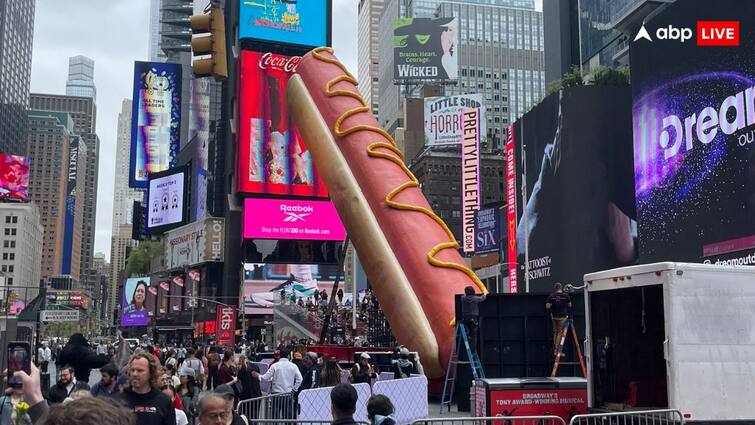 Worlds largest 65 feet long Hot Dog unveiled in Times Square users said Who will eat this photos viral on social media कौन खाएगा इतना बड़ा...? टाइम्स स्क्वायर पर रखे 65 फुट के हॉट डॉग को देखकर बोले यूजर्स, सोशल मीडिया पर तस्वीरें वायरल