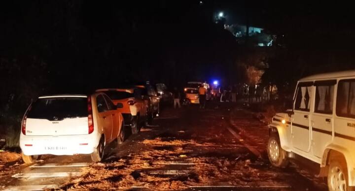 रुक-रुक हुई बारिश की वजह से नाले उफान पर आ गए और जगह-जगह जलभराव की स्थिति बन गई. ऐसा ही हाल कपकोट में भी रहा यहां भी मोटर मार्ग में जगह जगह बरसाती नाले उफान में आने से यातायात थम गया.