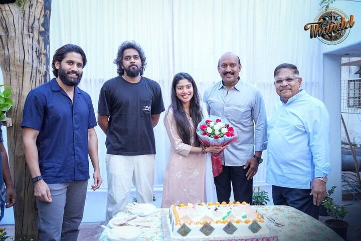 తండేల్ సెట్లో జరిగిన సాయి పల్లవి బర్త్డే సెలబ్రేషన్స్ ఫోటోలను తాజాగా గీతా ఆర్ట్స్ తమ ఇన్స్టాగ్రామ్లో షేర్ చేసింది. కాగా నాగ చైతన్య, సాయి పల్లవి హీరోహీరోయిన్లుగా డైరెక్టర్ చందూ మొండేటి దర్శకత్వంలో ఈ చిత్రం తెరకెక్కుతున్న సంగతి తెలిసిందే.