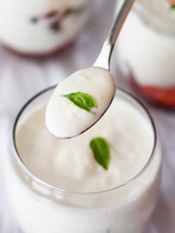 রাতে দই খাচ্ছেন? শরীরে কী ঘটছে জানেন?