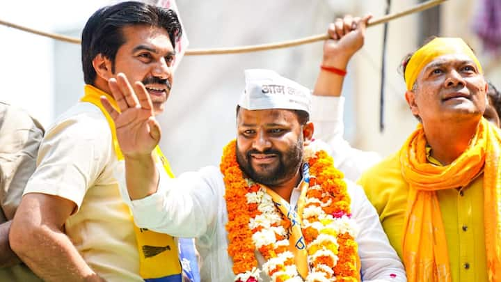 Delhi Lok Sabha Election 2024: आम आदमी पार्टी ने 'जेल का जवाब वोट से' कैंपेन के तहत बाइक रैली निकाली. पूर्वी दिल्ली लोकसभा सीट से इंडिया गठबंधन के आप प्रत्याशी कुलदीप कुमार के नेतृत्व में निकाली गई.