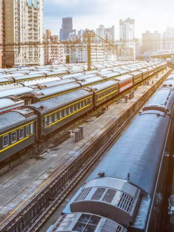 लाल, नीले या हरे...किस रंग के डिब्बों वाली ट्रेन चलती है सबसे तेज?