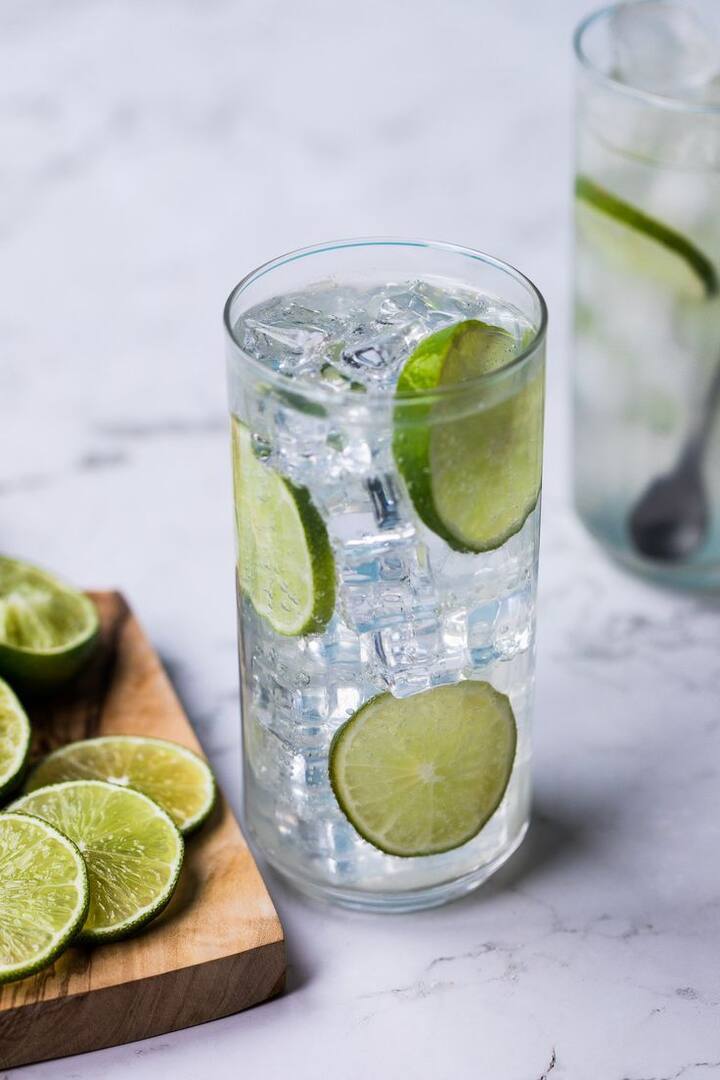 Carbonated Drinks Carbonated drinks like cold drinks and sparkling water should be consumed in small quantities.  Excessive consumption of these drinks can cause swelling and the body can also become dehydrated.