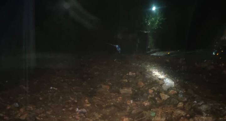 वहीं सोमेश्वर को जाने वाला रास्ता भी मालवे के कारण जाम हो गया जिसे देर रात अल्मोड़ा पुलिस के जवानों ने जेसीबी की मदद से खुलवाने की कोशिश की गई.