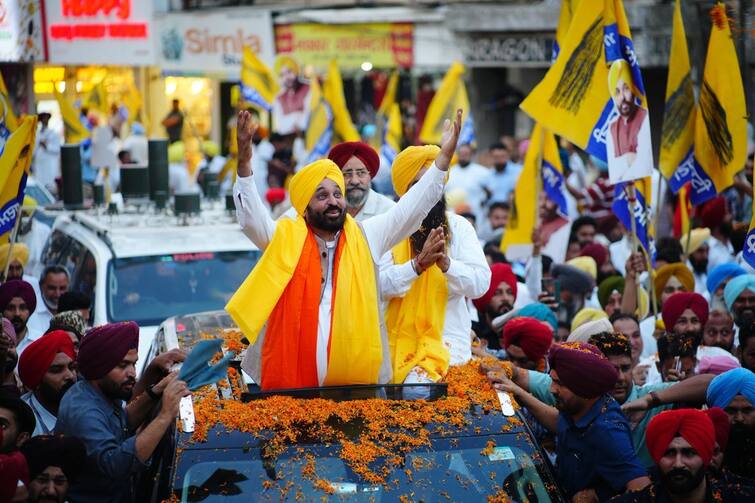 aam aadmi party punjab election compaign bhagwant mann protest Punjab Politics: ਪਹਿਲਾਂ ਸਵਾਲ ਪੁੱਛਣ ਲਾਏ ਲੋਕ ਤੇ ਹੁਣ ਖ਼ੁਦ 'ਘਬਰਾਏ' ! 'ਰੋਡ ਸ਼ੋਅ ਦੀ ਥਾਂ ਹੋਣ ਲੱਗੇ ਪੁਲਿਸ ਸ਼ੋਅ'