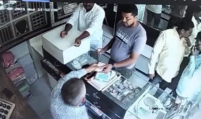pune crime news pune jwelery worth 19 lakhs was looted by engaging a bullion businessman to talk the incident was captured on cctv Pune Crime News : सराफा दुकानात शिरले, दुकानदाराची नजर चुकवली, मिनिटांत 25 लाखांचं सोनं केलं लंपास