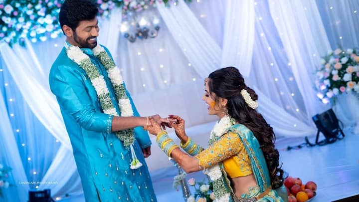 Shobha Shetty and Yashwanth Engagement : కార్తీక దీపంలో విలన్​గా చేసిన శోభా శెట్టి.. అదే సీరియల్​లో ఆమెకు పెయిర్​గా చేసిన యశ్వంత్​ని ఎంగేజ్​మెంట్ చేసుకుంది.