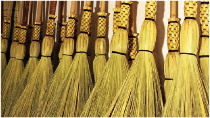 વૈશાખ પૂર્ણિમાના દિવસે દેવી લક્ષ્મીના મંદિરમાં સાવરણીનું દાન કરો. આ દિવસે સાવરણીનું દાન કરવું ખૂબ જ શુભ માનવામાં આવે છે. તેનાથી તમને આર્થિક લાભ થાય છે અને દેવી લક્ષ્મીની કૃપા બની રહે છે.