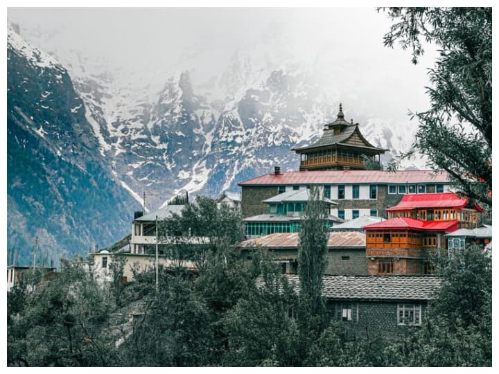 सुई मंदिर: यह एक प्राचीन मंदिर है जो कल्पा के मुख्य बाजार से थोड़ी दूर स्थित है. यहां की शांति और ठंडी हवाएं आपको एक अलग ही अनुभव देंगी.