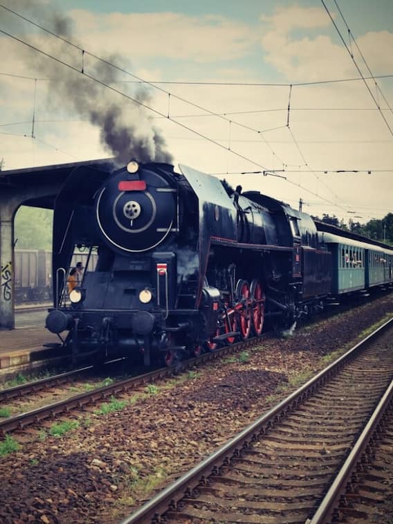 एक ट्रेन को बनाने में कितना खर्च आता है