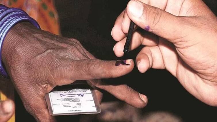 Sangli Loksabha Bogus voting in the name of four women is suspected at a single polling station in Sangli Sangli Loksabha : सांगलीत एकाच मतदान केंद्रावर चार महिलांच्या नावे बोगस मतदान झाल्याचा संशय