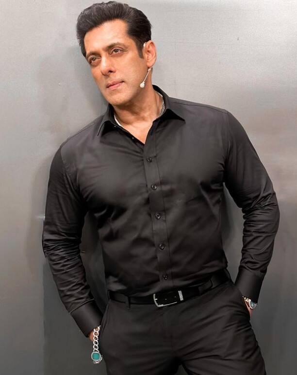 बता दें कि सलमान खान 3000 करोड़ की प्रॉपर्टी के मालिक हैं. वे बॉलीवुड के हाईएस्ट पेड एक्टर्स में से हैं और उनकी हर फिल्म 100 करोड़ से ज्यादा की कमाई भी करती है.