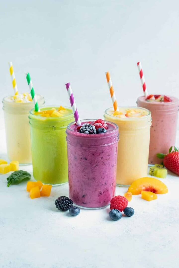 ​Smoothies High-protein smoothies loaded with added sugar in the form of sweeteners, flavored yogurt or juice are said to have dehydrating effects.  Dark urine and unexplained fatigue are signs of dehydration that should be paid attention to.