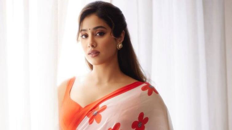 Janhvi Kapoor reacts to wedding rumours, Internet is amused Janhvi Kapoor : జాన్వీ కపూర్ పెళ్లంట - అసలు విషయం చెప్పిన బ్యూటీ