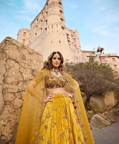 Traditional Looks: ट्रेडिशनल आउटफिट में दिखना है ग्लैमरस, तो इनसे लें फैशन टिप्स