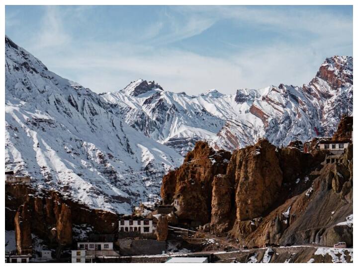 किन्नर कैलाश: यहां से आप किन्नर कैलाश की चोटी का मनमोहक दृश्य देख सकते हैं. यह जगह धार्मिक महत्व की भी है और यहां बहुत से लोग तीर्थ यात्रा के लिए भी आते हैं.