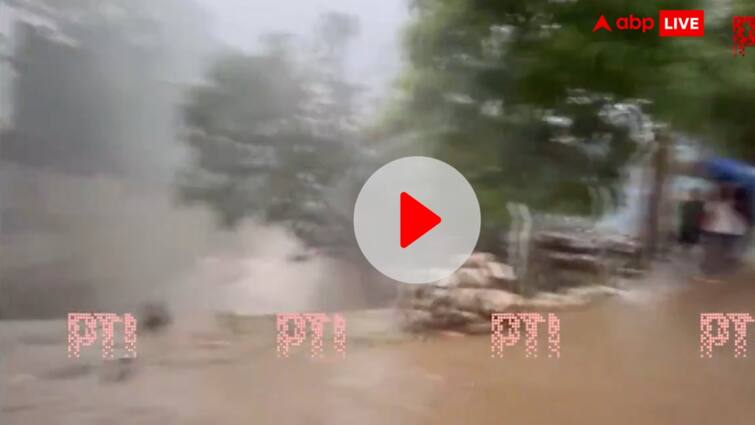Uttarakhand Bageshwar forests fore extinguished after rain watch video viral Watch: इंद्रदेव मेहरबान! मूसलाधार बारिश से बागेश्वर में धधक रहे जंगलों की आग बुझी, प्रशासन ने ली राहत की सांस
