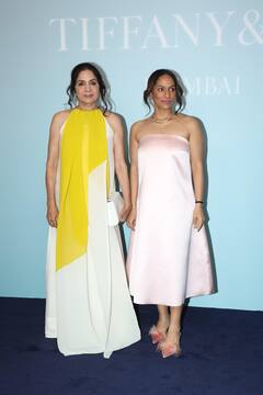 प्रेग्नेंसी की अनाउंसमेंट के बाद पहली बार मां नीना संग स्टाइलिश अंदाज में स्पॉट हुईं Masaba Gupta , लूज ड्रेस में छिपाया बेबी बंप