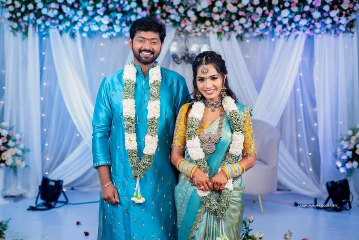 ప్రేమించిన వ్యక్తినే ఎంగేజ్​మెంట్ చేసుకుంది శోభా శెట్టి. దానికి సంబంధించిన ఫోటోలను ఇన్​స్టాగ్రామ్​లో షేర్ చేసింది. (Images Source: Instagram/shobhashettyofficial)