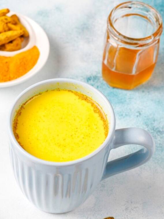 हल्दी वाला दूध या हल्दी वाला पानी? क्या ज्यादा फायदेमंद है