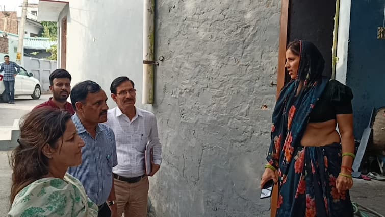 Bharatpur Divisional Commissioner and District Collector Check Water Supply Door to Door in Deeg ANN Deeg News: संभागीय आयुक्त और जिला कलेक्टर ने घर-घर जाकर की पानी सप्लाई की जांच, अधिकारियों की क्यों लगी क्लास?