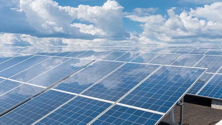 लेकिन कोई तीन किलोवाट से ज्यादा का सोलर पैनल लगवाना चाह रहा है तो फिर उसे तीन किलोवाट से ऊपर प्रति किलोवाट पर 9 हजार रुपये की सब्सिडी दी जाती है. तो वहीं स्पेशल कैटेगरी में यह सब्सिडी 10 हजार रुपये है.