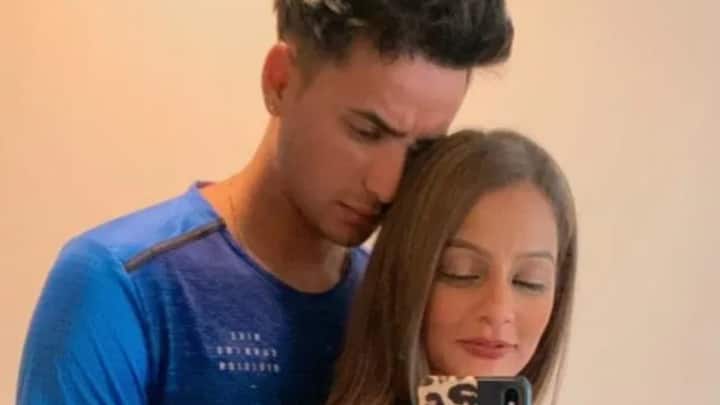 तान्या सिंह की खुदकुशी के बाद अभिषेक शर्मा को पुलिस स्टेशन बुलाया गया. जहां इस ऑलराउंडर से पूछताछ हुई. इस दौरान तकरीबीन 6 घंटे तक अभिषेक शर्मा से पूछताछ चली. (फोटो क्रेडिट- सोशल मीडिया)