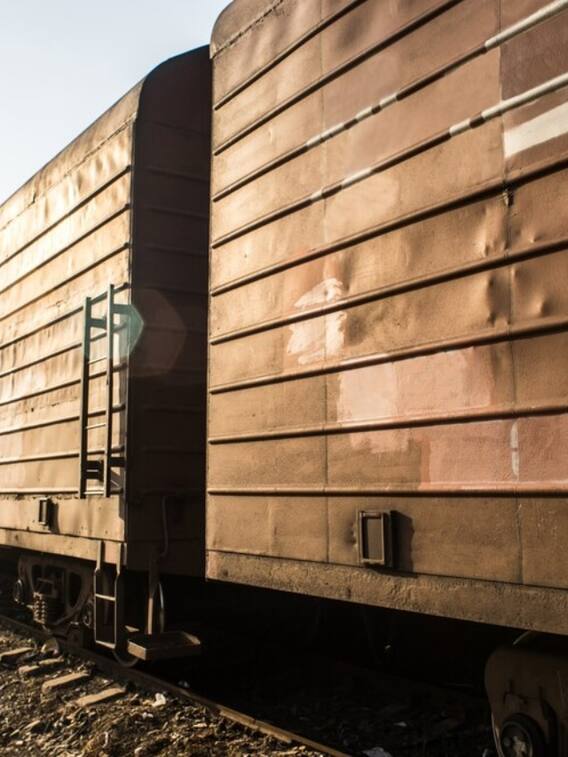 मालगाड़ी से सामान कैसे भेजते हैं?