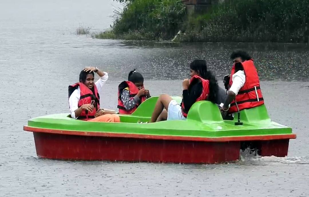 Dindigul news Kodaikanal After a long day rain fall people are happy - TNN கொடைக்கானலில் நீண்ட நாட்களுக்கு பின் பெய்த மழையால் மக்கள் மகிழ்ச்சி