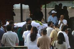 संगीत सिवन के अंतिम संस्कार में पहुंचे फरदीन खान समेत ये सितारे, 'यमला पगला दीवाना 2' डायरेक्टर को दी नम आखों से विदाई