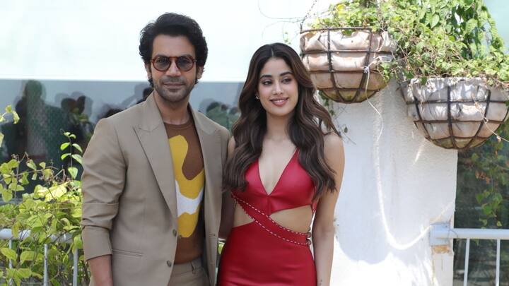 এদিন বেজ রঙের ব্লেজার পরেছিলেন রাজকুমার রাও, সঙ্গে বাদামি ও হলুদ কাজের টি-শার্ট। চোখে ছিল রোদচশমা।