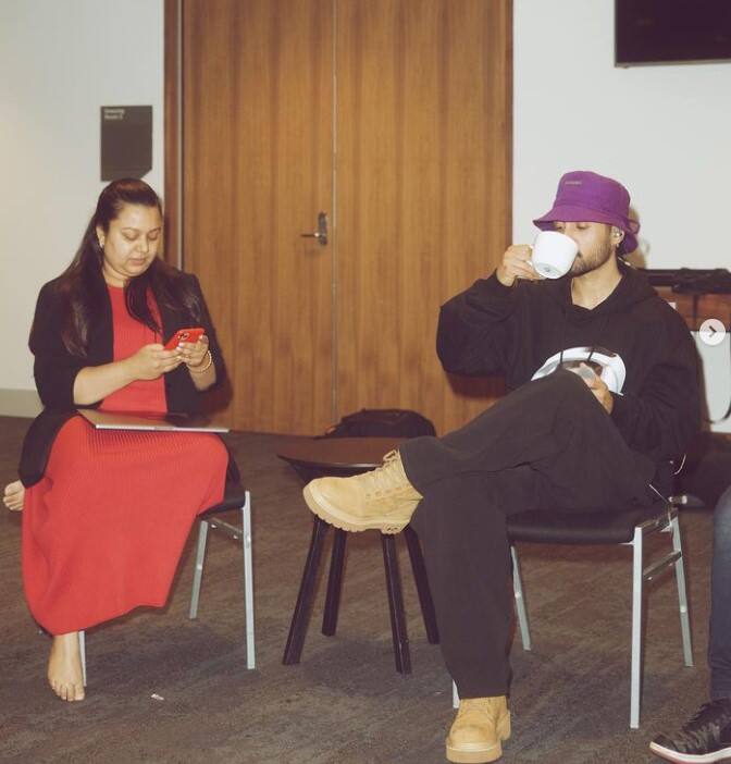 ਮੈਂ ਬੱਸ ਇਹੀ ਕਹਿਣਾ ਚਾਹੁੰਗਾ ਆਪਦਾ ਉਹ ਬੇਸਟ ਪੁੱਸ਼ ਕਰ ਰਹੇ ਆ...ਸਨੀਕੀ ਮੂੰਹ ਚੱਲ ਕੇ (ਗੁਪਤ ਤਰੀਕੇ ਨਾਲ) ਕਿ ਮੇਰਾ ਮੂੰਹ ਬੰਦ ਕੀਤਾ ਜਾਵੇ...ਖਬਰਾਂ ਮੁਤਾਬਕ ਸੀਕਰੇਟ ਸੁਸਾਇਟੀ ਤੇ ਇਲੂਮਿਨਾਟੀ ਬੜੀ ਤੇਜ਼ੀ ਨਾਲ ਫਿਲਮੀ ਸਿਤਾਰਿਆਂ ਵਿਚਾਲੇ ਆਪਣੇ ਪੈਰ ਪਸਾਰ ਰਿਹਾ ਹੈ। ਇਹ ਸੁਸਾਇਟੀ ਸ਼ੈਤਾਨ ਲਈ ਕੰਮ ਕਰਦੀ ਹੈ।