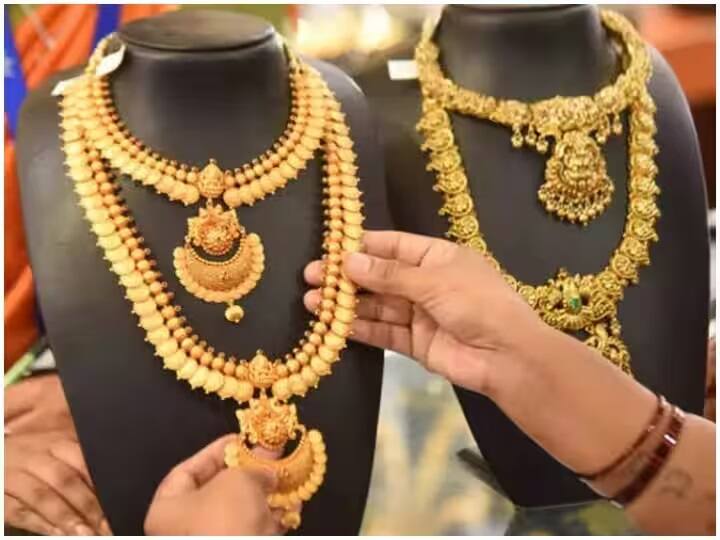 સોનાની વધતી કિંમત સાથે બજારમાં નકલી સોનું પણ આવી ગયું છે. આવી સ્થિતિમાં, સોનાને ખરીદતા પહેલા તેની શુદ્ધતા તપાસવી ખૂબ જ મહત્વપૂર્ણ છે. આની મદદથી તમે તમારી જાતને છેતરપિંડીનો શિકાર બનવાથી બચાવી શકો છો.