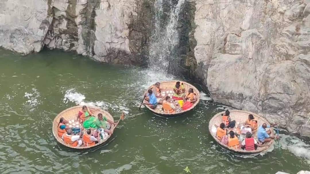 ஒகேனக்கல்லில் பரிசல் இயக்க அனுமதி; மகிழ்ச்சியில் சுற்றுலாப் பயணிகள் hogenakkal district administration has given permission to operate Parisal Tourists and Parisal riders are happy - TNN ஒகேனக்கல்லில் பரிசல் இயக்க அனுமதி; மகிழ்ச்சியில் சுற்றுலாப் பயணிகள்