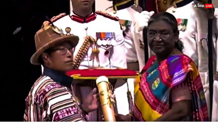 राष्ट्रपति द्रौपदी मुर्मू ने दिल्ली के राष्ट्रपति भवन में नागरिक अलंकरण समारोह के दौरान कला के क्षेत्र में जॉर्डन लेपचा को पद्मश्री से सम्मानित किया. बांस की टोपियां बनाने वाले सिक्किम के शिल्पकार जॉर्डन लेपचा 25 सालों से अपनी जानजाति की सांस्कृतिक विरासत को संजो रहे हैं.