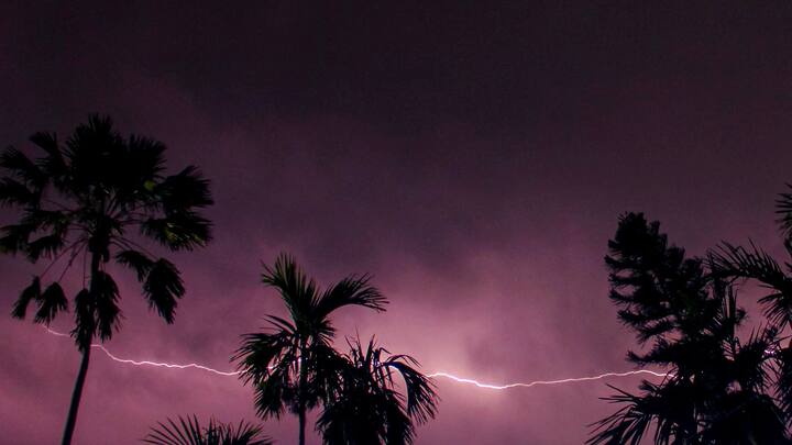আবহাওয়া দফতরের তরফে জানানো হয়েছে, আজ ও আগামীকাল কালবৈশাখীর সম্ভাবনা রয়েছে।  বৃহস্পতিবার কালবৈশাখীর মতো পরিস্থিতি হতে পারে।