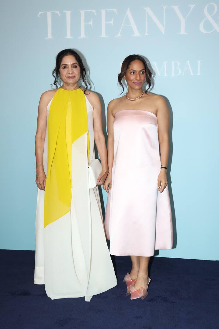 इस दौरान मां-बेटी ने अपने ग्लैमरस लुक से इवेंट में चार चांद लगा दिए.