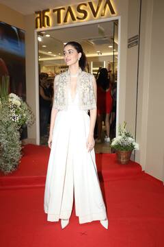 व्हाइट जंपसूट, डिजाइनर श्रग... अनन्या पांडे ने खूबसूरत लुक से लगाए महफिल में चार चांद