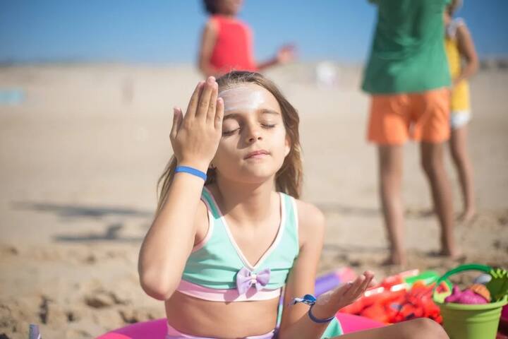 நல்ல சன் ஸ்க்ரீன் தேர்ந்தெடுக்கவும். சன் ஸ்க்ரீன் வாங்கும் போது SPF ( Sun Prodection Fact ) பார்த்து வாங்க வேண்டும். SPF 30 மேல் இருபது அவசியம்.