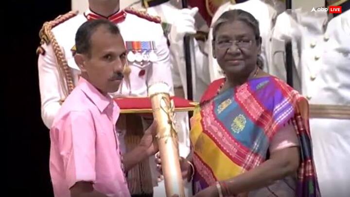 राष्ट्रपति द्रौपदी मुर्मू ने दिल्ली के राष्ट्रपति भवन में नागरिक अलंकरण समारोह के दौरान कृषि के क्षेत्र में सत्यनारायण बेलेरी को पद्म श्री से सम्मानित किया. उन्होंने सैंकड़ों पारंपरिक चावल की किस्मों का बीज बैंक तैयार किया है, जिन्हें देखने के लिए लोग दूर-दूर से आते हैं.