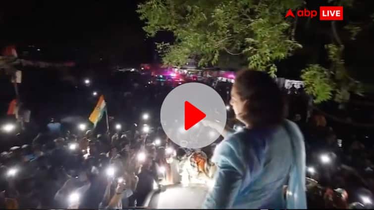 lok sabha elections 2024 up Priyanka Gandhi gave speech without mike by standing on car रात में प्रियंका गांधी ने बिना माइक, गाड़ी पर खड़े होकर दिया भाषण, देखें- Video