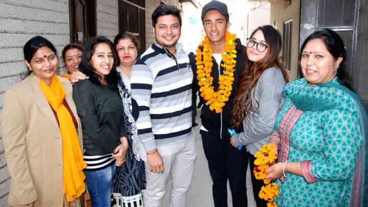 बताते चलें कि इस सीजन आईपीएल में अभिषेक शर्मा का बल्ला आग ऊगल रहा है. अब तक इस सीजन के 12 मैचों में अभिषेक शर्मा 36.45 की एवरेज से 401 रन बना चुके हैं. (फोटो क्रेडिट- सोशल मीडिया)