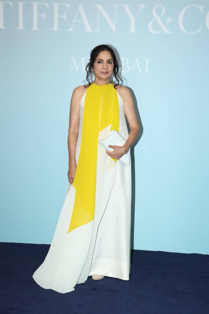 व्हाइट एंड येलो कलर की डिजाइनर मैक्सी ड्रेस पहने नीना काफी खूबसूरत दिख रही थीं. हॉल्टर नेक और स्लीव्लेस ड्रेस में नीना बेहद यंग नजर आ रही थीं.