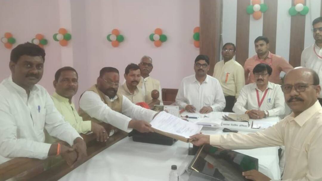 कुशीनगर सीट से स्वामी प्रसाद मौर्य ने किया नामांकन, बीजेपी-इंडिया गठबंधन पर जमकर बरसे Swami Prasad Maurya files nomination from Kushinagar Seat lashes out on BJP India alliance ANN कुशीनगर सीट से स्वामी प्रसाद मौर्य ने किया नामांकन, बीजेपी-इंडिया गठबंधन पर जमकर बरसे