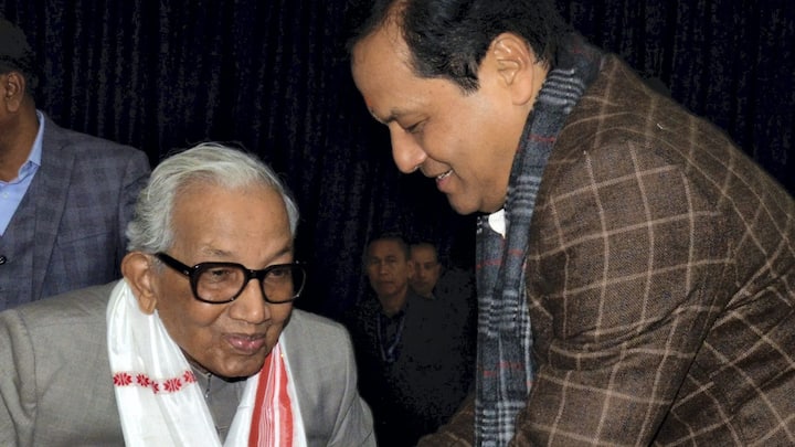 বিভিন্ন প্রতিষ্ঠানে যেসব প্রবীণ নাগরিকরা উল্লেখ্যযোগ্য অবদান রেখেছেন তাঁদের সম্মান জানানোর জন্য বিশেষ উদ্যোগ নিয়েছে সরকার। ওই মানুষগুলিকে স্বীকৃতি দিতে চালু হয়েছে বয়ঃশ্রেষ্ঠ সম্মান।  (ছবি সৌজন্য-পিটিআই)