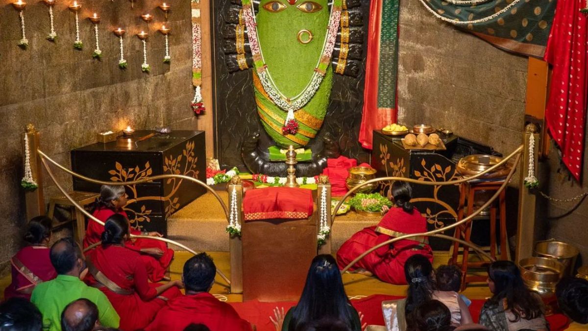 Travel : भारतातील 'या' मंदिराचा आदर्श घ्या..! मासिक पाळीतही महिलांना पूजा करण्याची परवानगी, 'त्या' काळात महिलांना अपवित्र मानत नाही