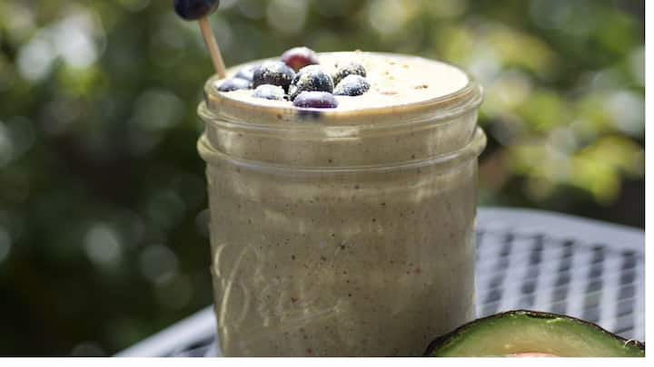 ஏனெனில், நன்றாக மைய அரைக்க வேண்டும் என்றில்லை. பால், அவகோடா, வாழைப்பழம் மூன்றையும் நன்றாக மிக்ஸ் மட்டுமே செய்தாலே அது நைஸாக வந்துவிடும்.