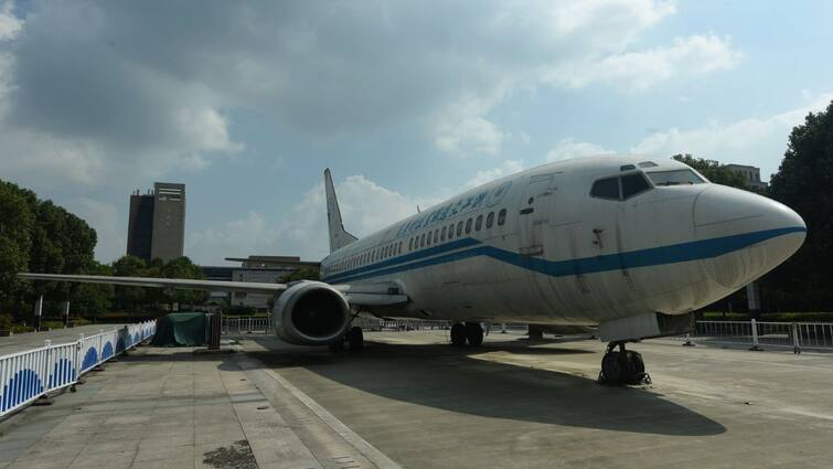Flight Boeing 737 crashes during take off in Senegal 10 people injures Flight Crash: போயிங் 737 விமானம் டேக் ஆஃப் ஆகும்போது விபத்து; 10 பேர் காயம் என முதற்கட்ட தகவல்
