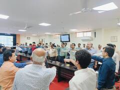 मतदान के तीन दिन पहले बैलगाड़ी में क्यों घूम रहे अफसर, जानिए वजह